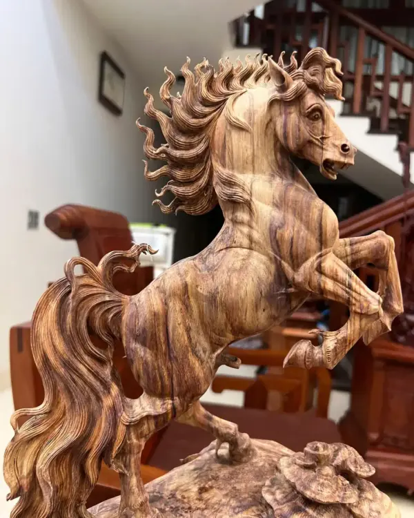 Tượng Nhất Mã Gỗ Sưa Bắc Hàng Đục Kỹ Gỗ Già Tím Lịm Có Sơn Cao 43cm