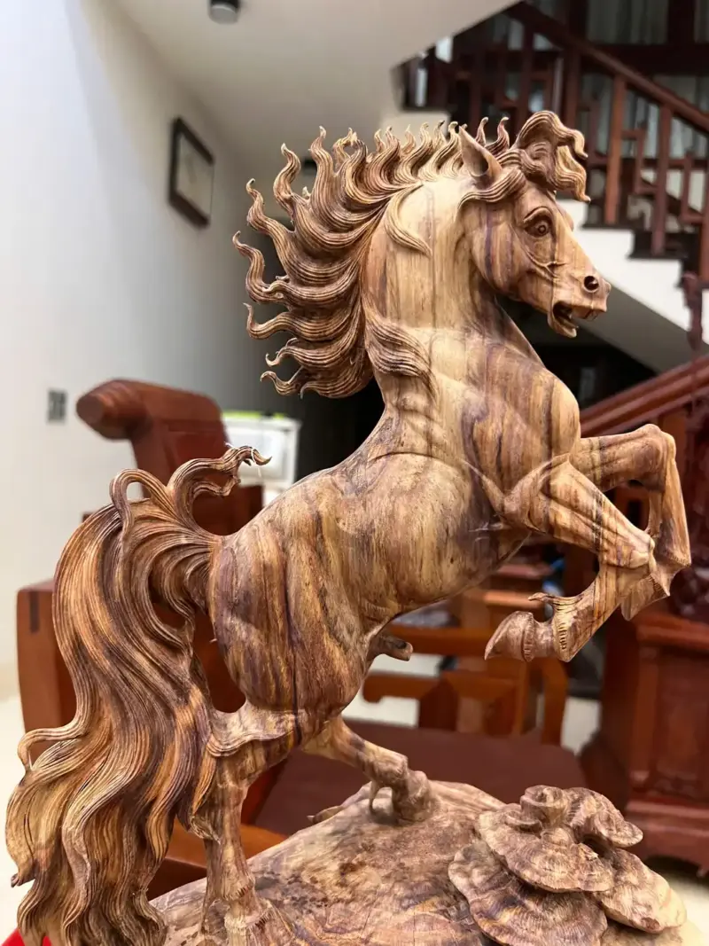 Tượng Nhất Mã Gỗ Sưa Bắc Hàng Đục Kỹ Gỗ Già Tím Lịm Có Sơn Cao 43cm