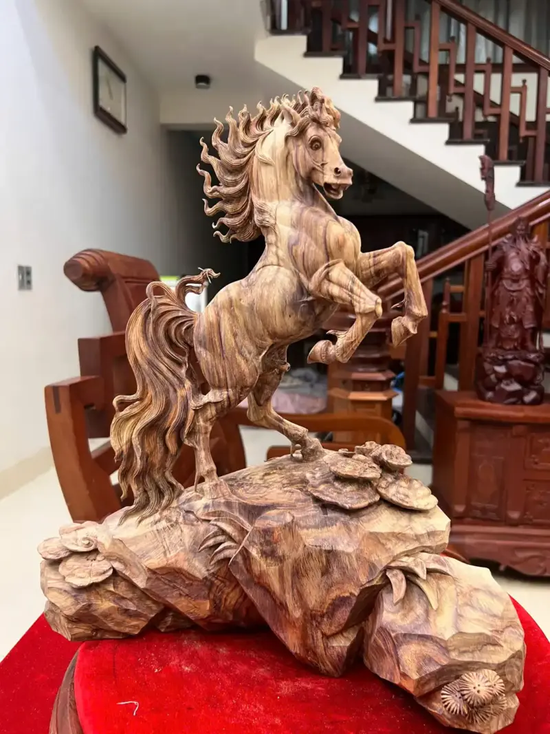 Tượng Nhất Mã Gỗ Sưa Bắc Hàng Đục Kỹ Gỗ Già Tím Lịm Có Sơn Cao 43cm