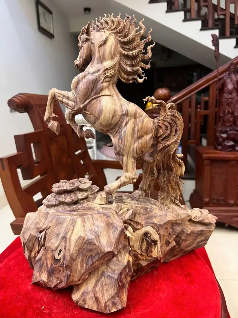 Tượng Nhất Mã Gỗ Sưa Bắc Hàng Đục Kỹ Gỗ Già Tím Lịm Có Sơn Cao 43cm