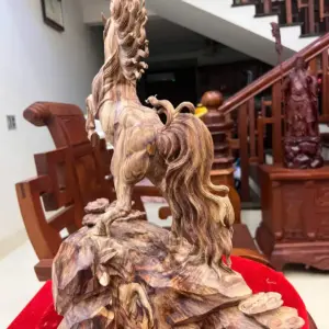 Tượng Nhất Mã Gỗ Sưa Bắc Hàng Đục Kỹ Gỗ Già Tím Lịm Có Sơn Cao 43cm