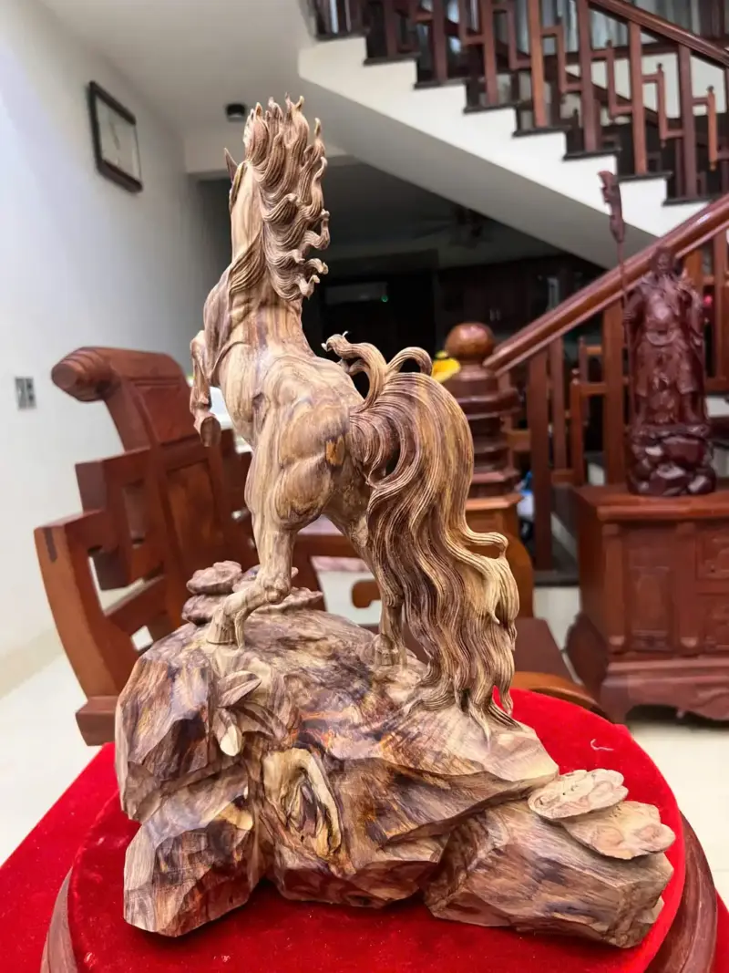 Tượng Nhất Mã Gỗ Sưa Bắc Hàng Đục Kỹ Gỗ Già Tím Lịm Có Sơn Cao 43cm