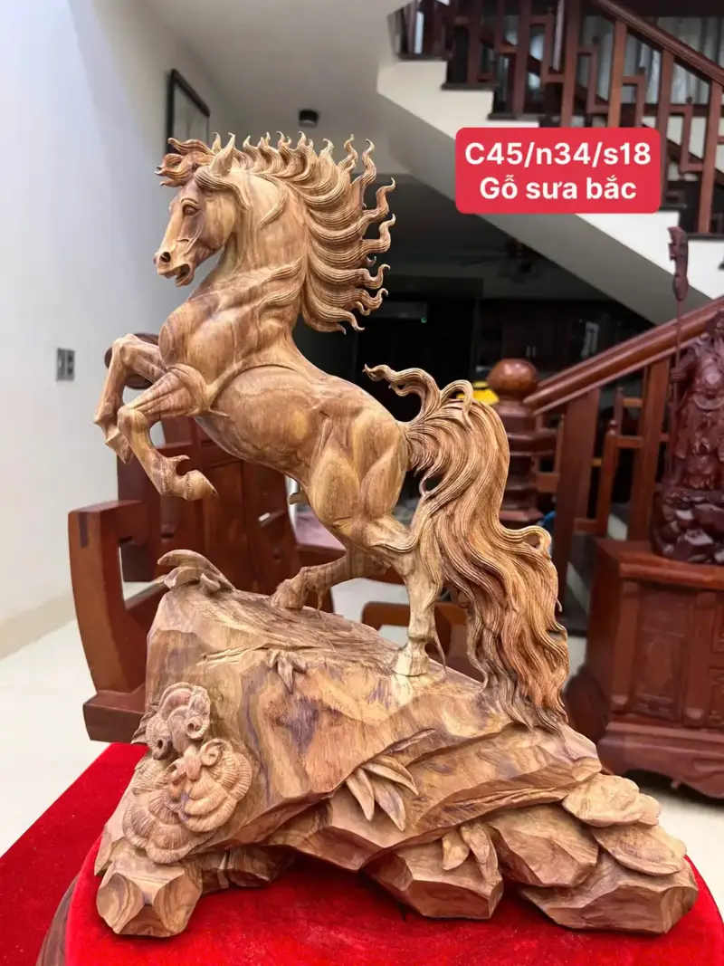 Tượng Nhất Mã Gỗ Sưa Bắc Hàng Kỹ Có Sơn Cao 45cm