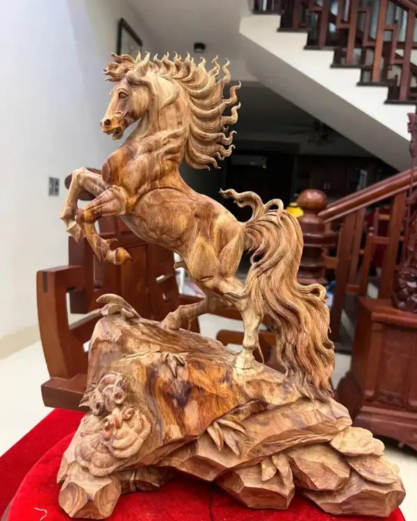 Tượng Nhất Mã Gỗ Sưa Bắc Hàng Kỹ Có Sơn Cao 45cm