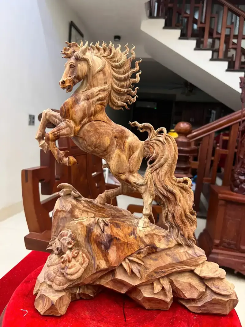 Tượng Nhất Mã Gỗ Sưa Bắc Hàng Kỹ Có Sơn Cao 45cm