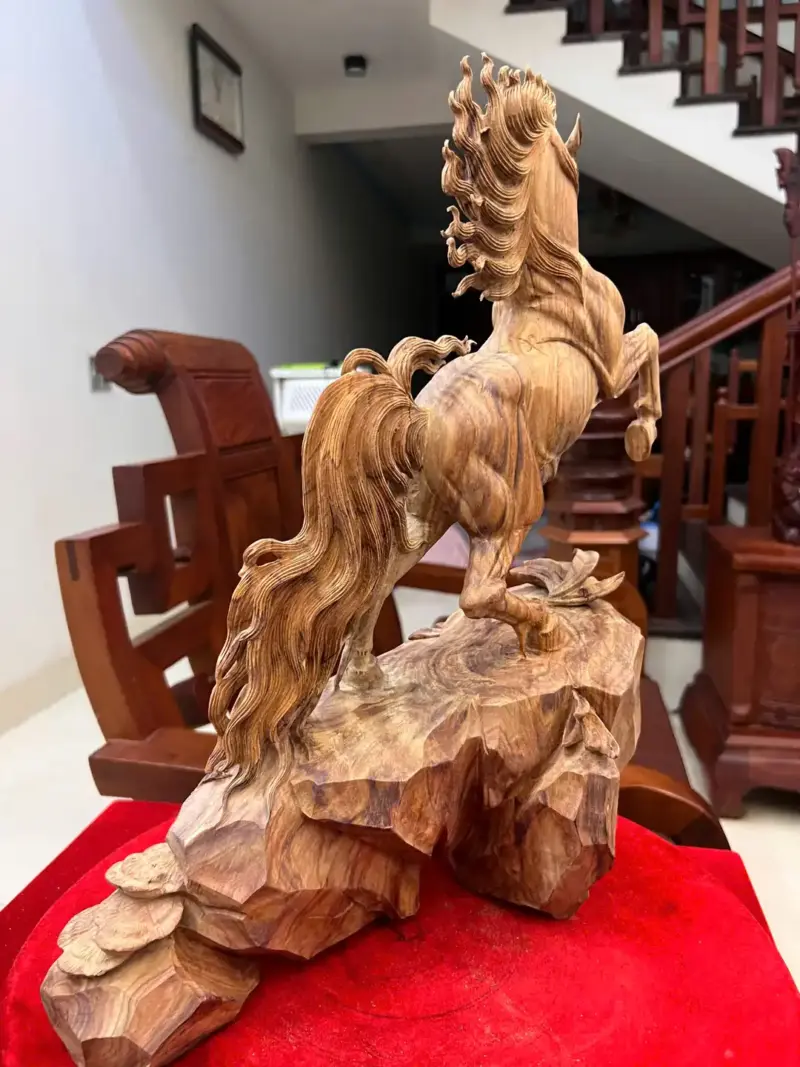 Tượng Nhất Mã Gỗ Sưa Bắc Hàng Kỹ Có Sơn Cao 45cm