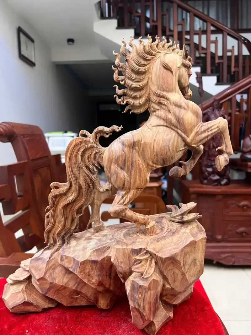 Tượng Nhất Mã Gỗ Sưa Bắc Hàng Kỹ Có Sơn Cao 45cm