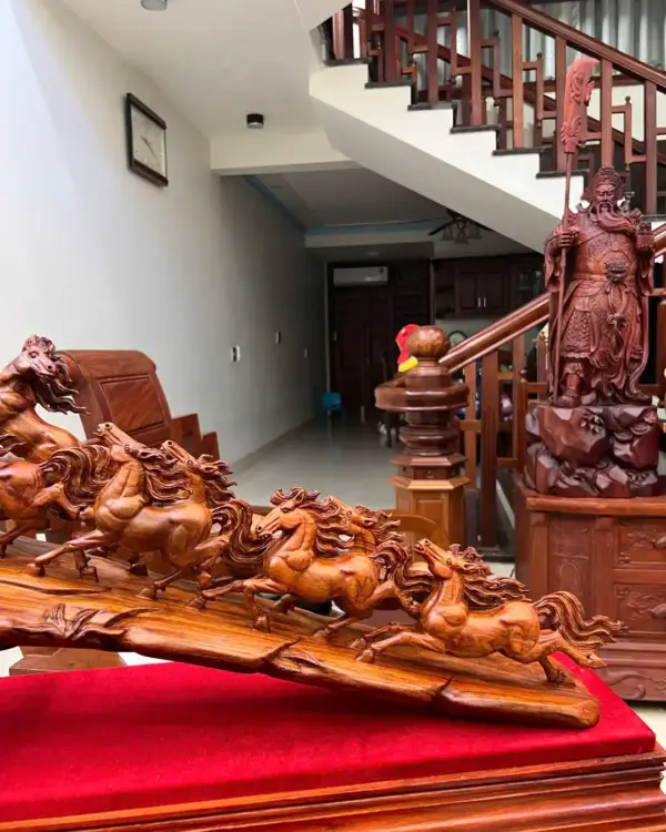 z7902582172907_5508e397615d9820f8d36e67dac54b1f_Cầu Bát Mã Gỗ Sưa Bắc Liền Khối Hàng Đục Kỹ Đẹp Giá 8.700 Triệu Kích Thước Cao 30cm, Ngang 65cm, Sâu 20cm Tượng Cầu Bát Mã Gỗ Sưa Bắc Liền Khối Hàng Đục Kỹ Đẹp Kèm Kỷ KT:30x65x20